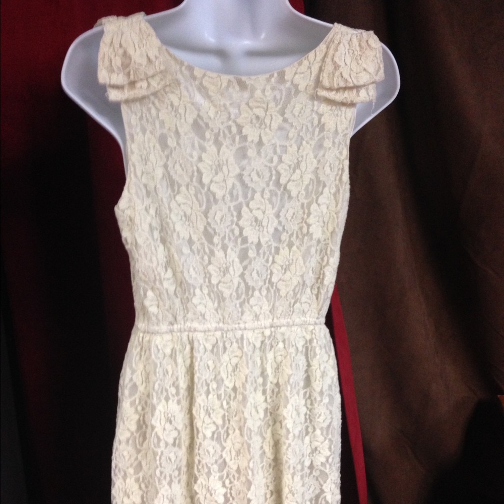 Ivory Lace Dress ✨ - Picture 2 of 4